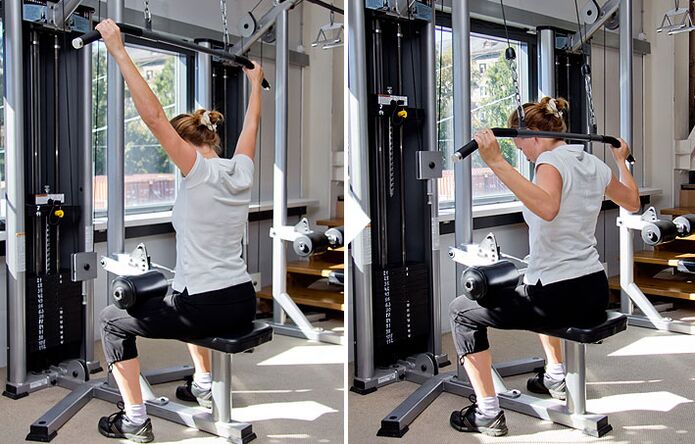 Tragerea blocului din spate pe simulator ajută la antrenamentul mușchilor latissimus dorsi